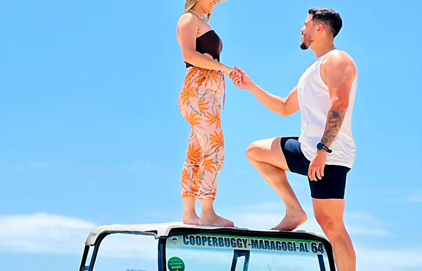 Casal em passeio de buggy em Maragogi