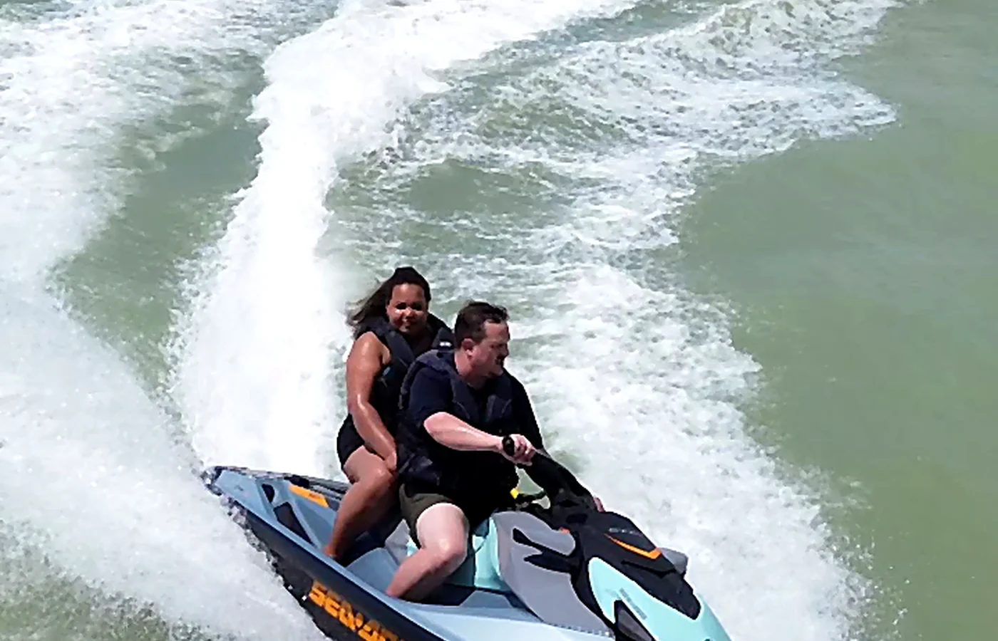 Casal em passeio de jet ski