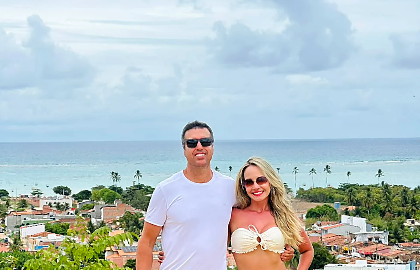 Casal em mirante no litoral